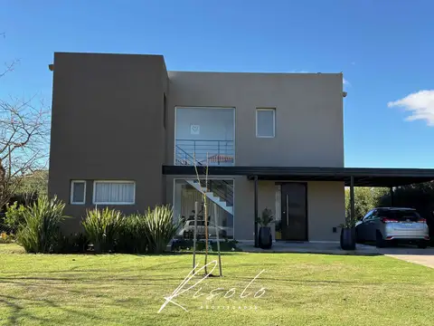 Casa en Alquiler. 3 dormitorios. Sin Pileta. Jardin. Parrilla. Barrio Cerrado, Escobar