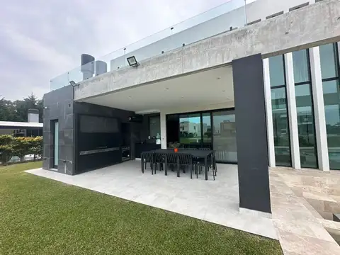 Casa en Venta con 4 cocheras