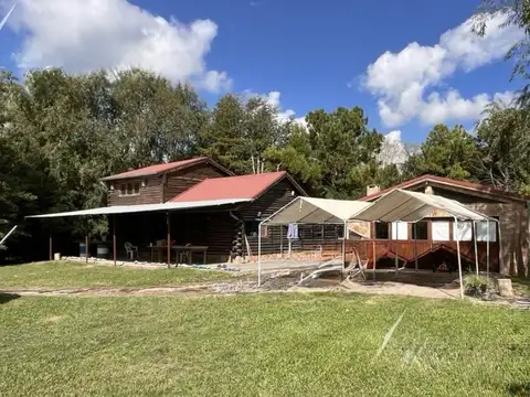 VENTA CASA CON PARQUE Y QUINCHO B° SEMICERRADO