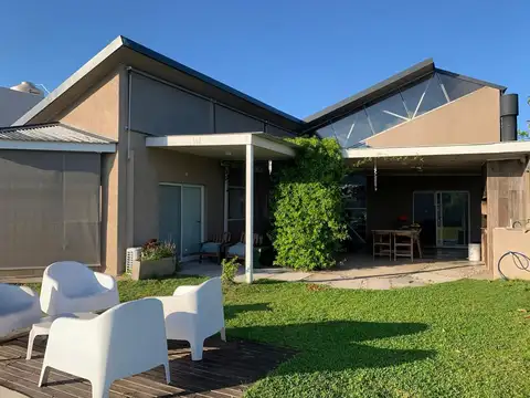 Casa en Alquiler Temporal en El Cantón - Barrio Golf, USD 3.500