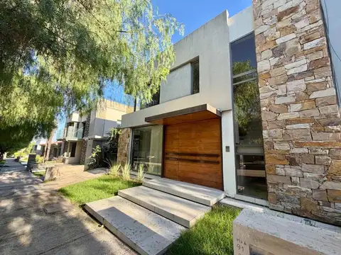 Casa en Venta B° Dalvian 3 Dormitorios