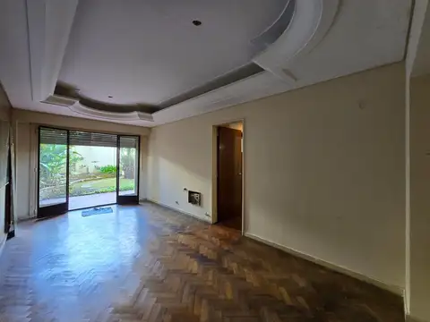 Departamento 4 ambientes con patio y jardín en Flores