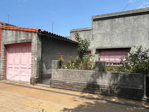 Venta Casa 5 Ambientes. Lanús. Cochera doble