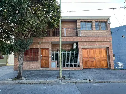 CASA EN VENTA BARRIO ALTO ALBERDI CON COCHERA- APTA CREDITO -  AMPLIA Y LUMINOSA-