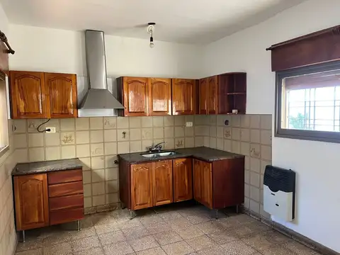 Casa 10 ambientes con 2 baños