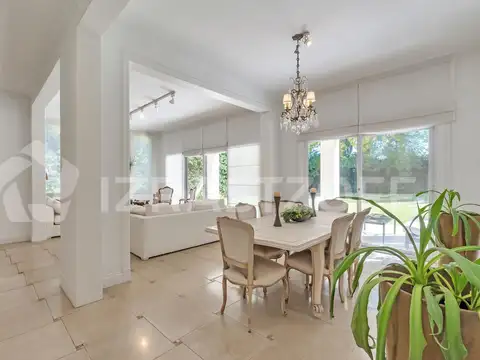 Casa en Venta con 5 cocheras