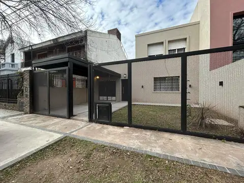 Casa en alquiler de tres dormitorios, patio