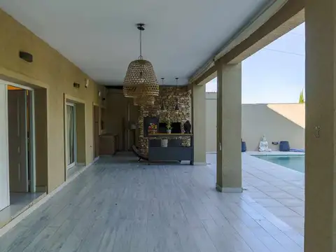 Casa en Venta con 2 cocheras