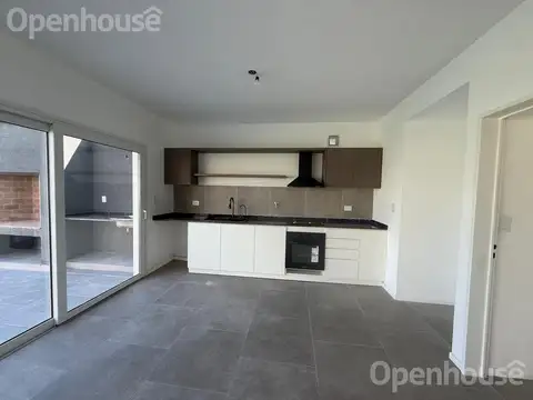 Casa en Alquiler con 3 cocheras