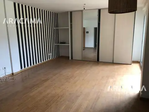 La Vieja Estacion 100, Piso 1