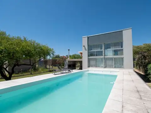 MODERNA CASA, CON 5 DORM, PILETA Y PARRILLA.
