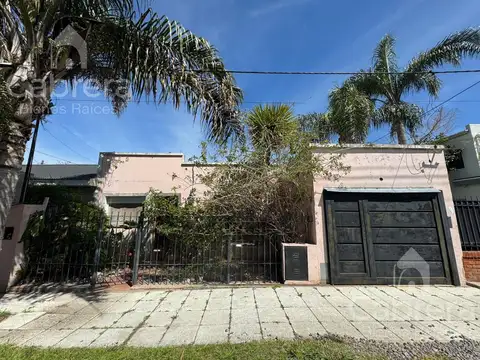 Venta de casa 1 dormitorio con patio y cochera, Gonnet, La Plata