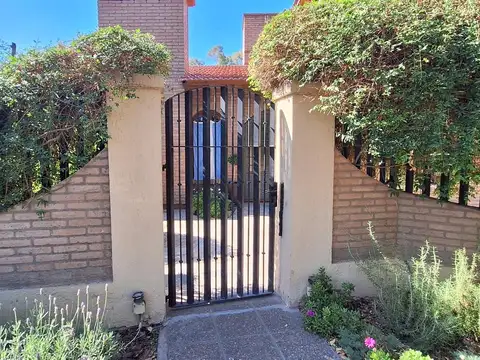 Casa 5 ambientes con 4 baños