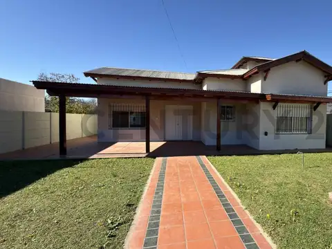 Casa de 2 Dormitorios, Patio, cochera para dos autos. VENADO TUERTO