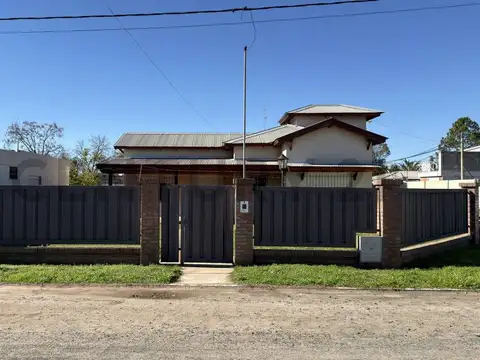 Casa de 2 Dormitorios, Patio, cochera para dos autos. VENADO TUERTO