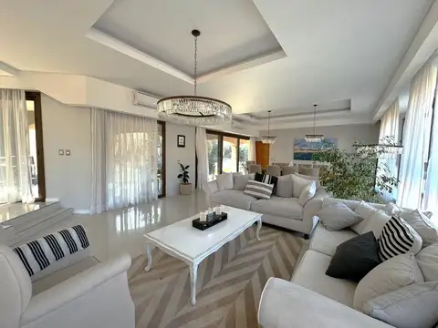 Casa en Venta con 3 cocheras