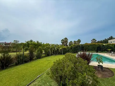 Casa 8 ambientes con 3 baños