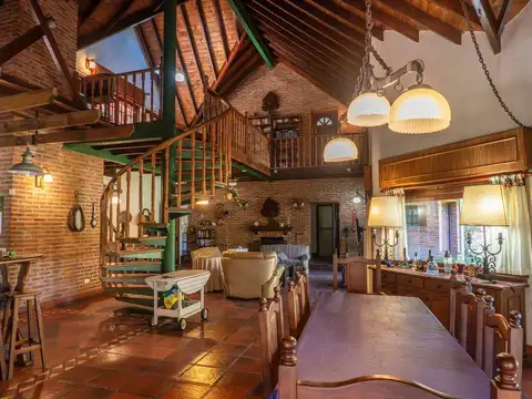 Casa en Venta con 3 cocheras