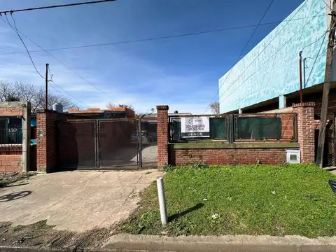 80 ENTRE 133 Y 134 - CASA EN VENTA DE 3 DORMITORIOS, CON LOTE DE 400M2 A RECICLA