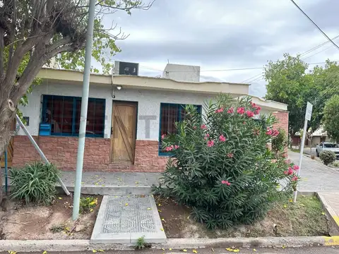 Agua de Toro y Los Reyunos 900, Piso 0