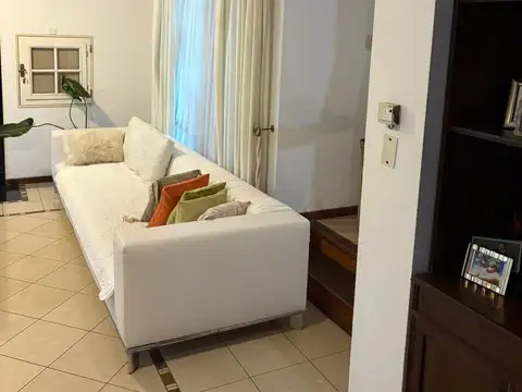 Casa 9 ambientes con 3 baños
