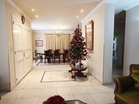 Casa en Venta con 3 cocheras