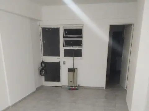 1 ambiente con patio al contrafrente. Paquete: alquiler incluye ABL, AySA, Expensas.