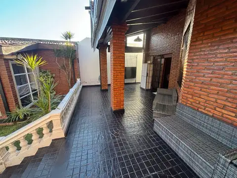 VENTA CASA 5 AMBIENTES EN VILLA ADELINA