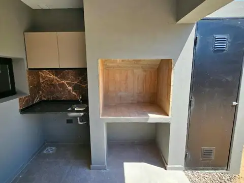 Casa en Alquiler con 2 cocheras
