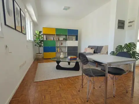 Monoambiente con balcón - cocina separada