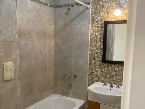 Tipo Casa 2 Ambientes en Primer Piso al Contra Frente con Terraza Propia en Segundo