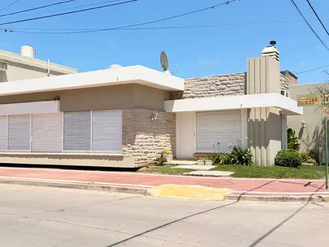 Casa con historia, cine y estilo propio en el corazón de  Lobos!