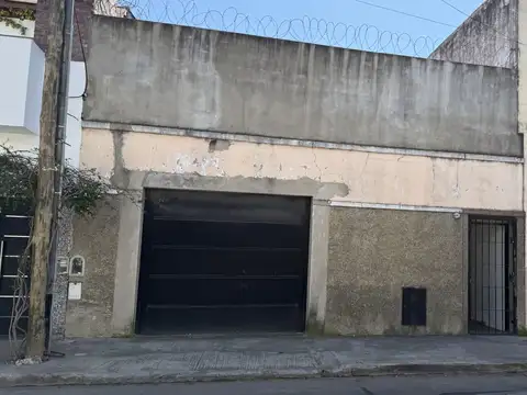 Casa sobre lote propio con garage galpon depósito Venta en Pompeya