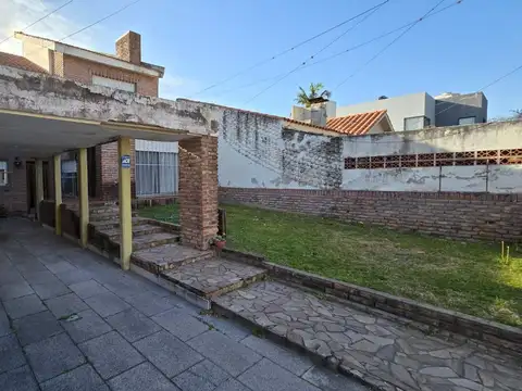 Casa 8 ambientes con 3 baños