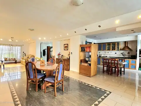 Casa de 4 dormitorios, dependencia, playroom, jardin y piscina