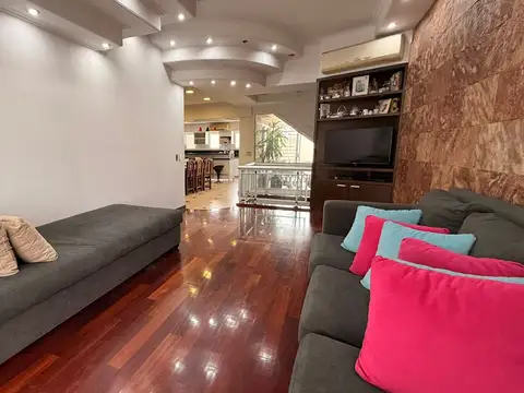 PH EN VENTA 4 AMBIENTES CON PATIO, COCHERA Y SIN EXPENSAS EN LOMAS DEL MIRADOR