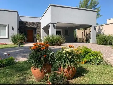 Casa en venta - 3 Dormitorios 3 Baños - Miralagos