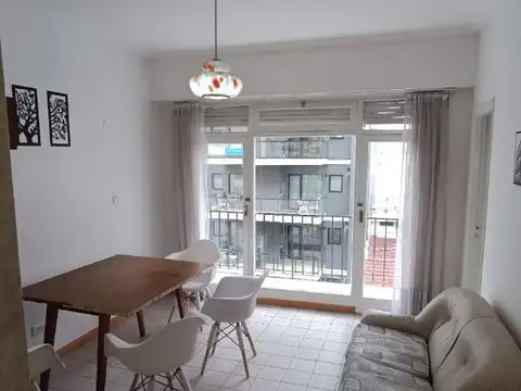 DEPARTAMENTO DE 2 AMBIENTES A LA CALLE CON BALCÓN SALIENTE