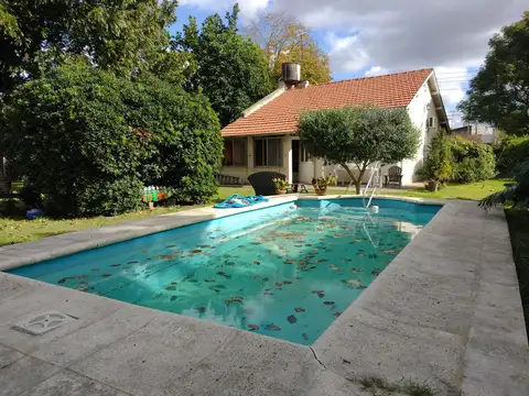 Casa 3 amb + depto y locales sobre 2300mt2 lote (permuta)