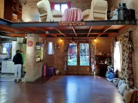 VENTA - CASA 4 AMB CON PARQUE JARDIN, QUINCHO, PILETA Y COCHERA LOTE 20 X 28