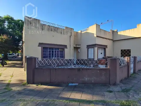 Venta casa tres ambientes con terraza y cochera en Villa Bosch