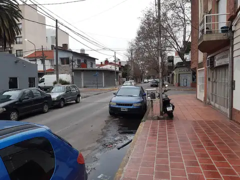 ALQUILER IMPECABLE LOCAL A METROS AV. DE MAYO CON BAÑO Y AIRE ACONDICIONADO