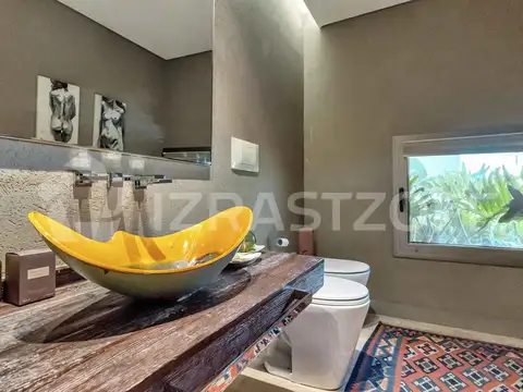 Casa 9 ambientes con 7 baños