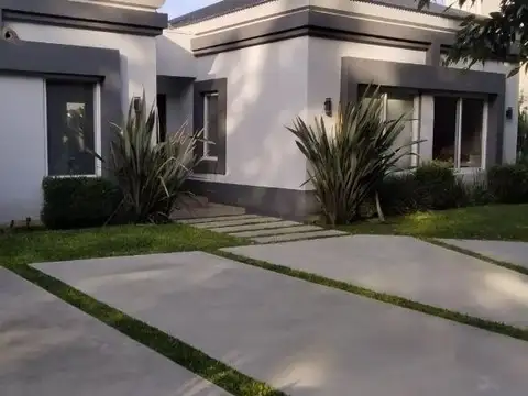 Casa en Venta con 3 cocheras