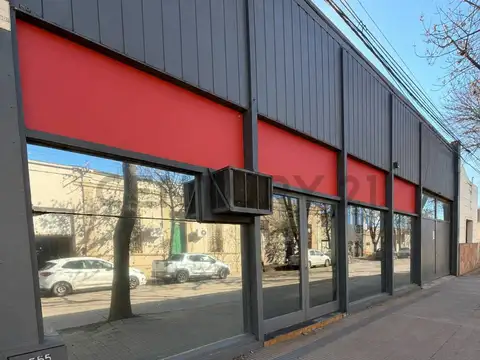 Local comercial con cocheras sobre gran lote - Zona Centro