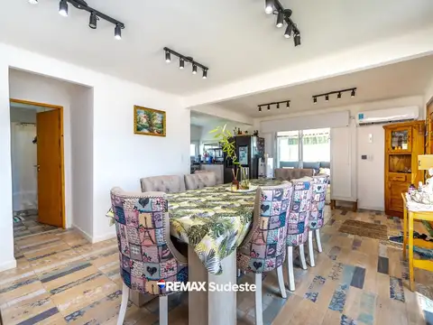 Casa 4 ambientes con 2 baños