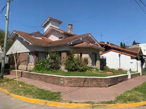 Casa tipo Chalet en Quilmes residencial de 3 ambientes con garaje para 2 autos