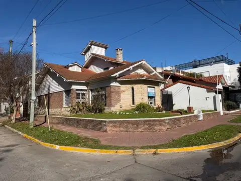 Casa tipo Chalet en Quilmes residencial de 4 ambientes con garaje para 2 autos