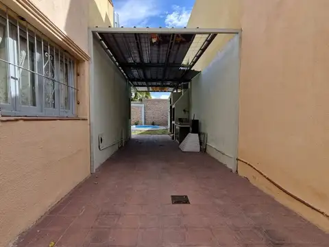 Casa 6 ambientes con 2 baños
