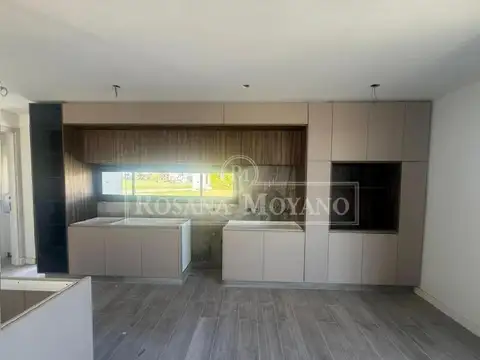 Casa en Venta con 4 cocheras